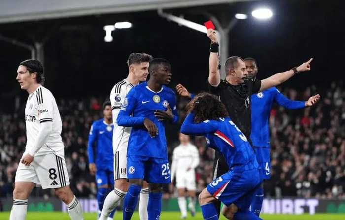 富勒姆2比1切尔西，蓝军后卫库库雷利亚染红