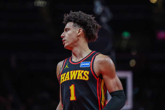 杰伦·约翰逊37场赛季达成300板300助 追平18詹 并列历史最快前锋